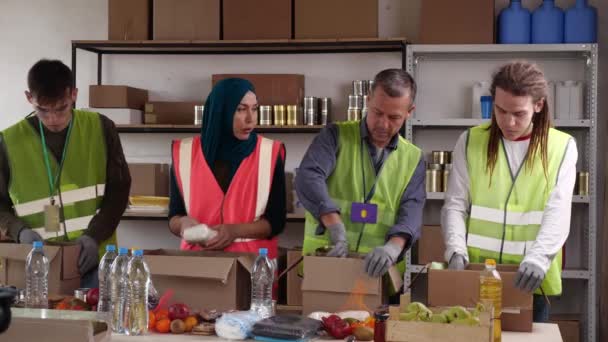Muslimská Charita Potravinová Pomoc Pro Uprchlíky Ramadánské Balíčky Jídlem Dobrovolník — Stock video
