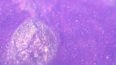 Mor inci rengi sıvı mürekkep akış makrosu. Cristmas için sihirli parıltı soyut arka plan. Parıldayan sıvı hareketi. Yüksek kalite 4k görüntü