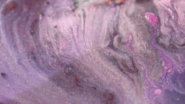 Soyut sıvı sanat arka plan açık mor ve leylak renkleri. Sıvı mermer. Mor parlak gradyanı olan akrilik bir tablo. Alkol mürekkebi arkaplanı ve inci dalga desenli. Yüksek kalite 4k görüntü