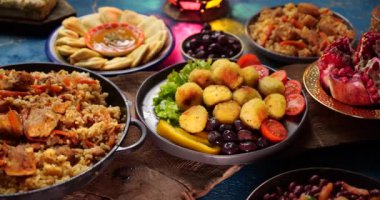 Geleneksel Orta Doğu mutfağı. Ramazan boyunca suhoor ve iftarda yemek yemek. Yüksek kalite 4k görüntü