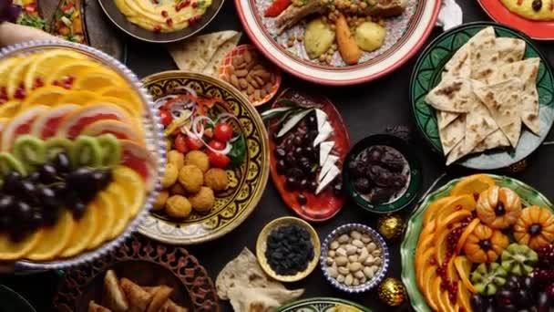 Přátelé Rodina Vaří Sdílejí Těší Tradiční Eid Kuchyně Vysoce Kvalitní — Stock video