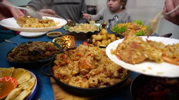 Famiglia Amici Che Riuniscono Festeggiare Eid Cucina Eid Tradizionale Filmati — Video Stock