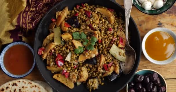 烤蔬菜和明豆色拉 顶部视图 东南亚和南亚菜 高质量的4K镜头 — 图库视频影像