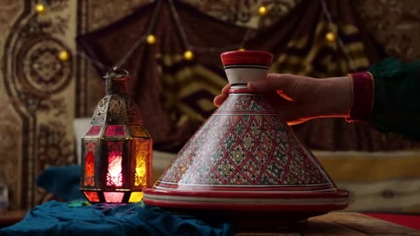 전통적인 모로코 양고기 Tagine 이슬람 장식과 기하학적 고품질 — 비디오