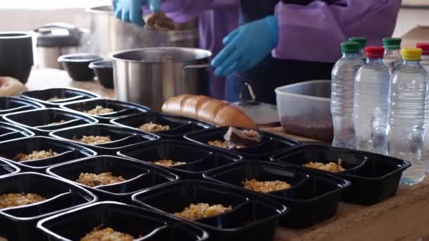 Мусульманская Помощь Еде Рамадан Продовольственные Пакеты Добровольцы Пакуют Горячие Блюда — стоковое видео