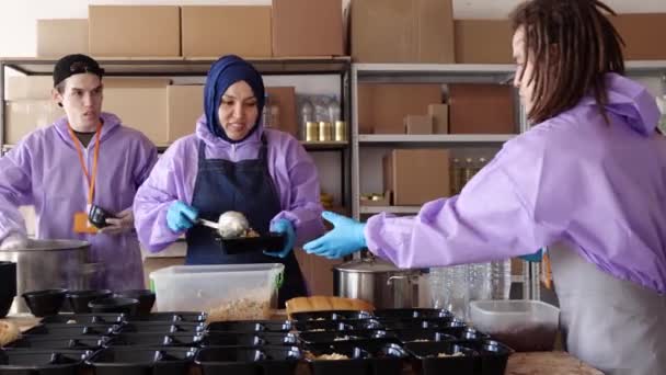 Los Voluntarios Musulmanes Distribuyen Comidas Cocinadas Iftar Las Personas Mayores — Vídeos de Stock