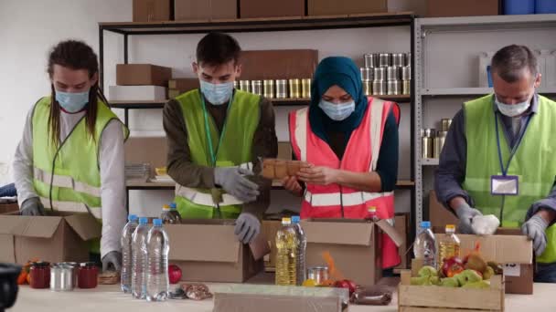 무슬림 봉사자들이 라마단 박스를 배포합니다 고품질 — 비디오