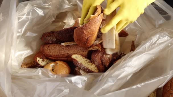 Πλεόνασμα Απούλητου Και Φαγωμένου Ψωμιού Πετιέται Στα Σκουπίδια Απόβλητα Αρτοποιίας — Αρχείο Βίντεο