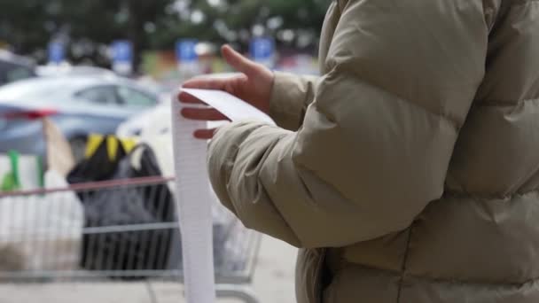 Supermarkt Winkelen Voedselprijzen Inflatie Een Jongeman Controleert Kosten Van Boodschappen — Stockvideo