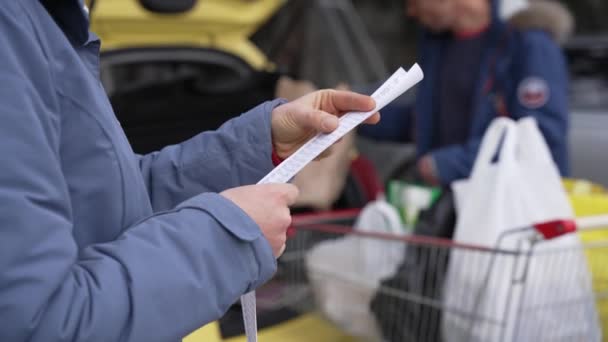 Man Legt Tassen Auto Het Bonnetje Van Supermarkt Handen Van — Stockvideo
