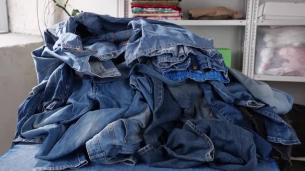 Blue Jeans Green Denim Recycling Programa Entrega Reciclaje Mezclilla Imágenes — Vídeo de stock