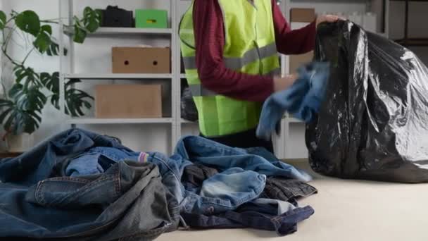 Recycling Von Kleidung Und Textilien Jeansstoff Hochwertiges Filmmaterial — Stockvideo