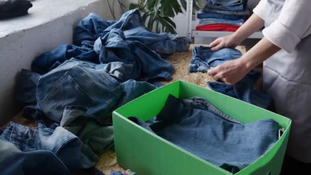 Alte Jeans Verwerten Spenden Upcycling Hochwertiges Filmmaterial — Stockvideo