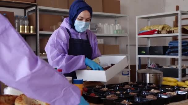 Ramadan Iftar Sahoor Food Basket Distribution High Quality Footage — Stock Video
