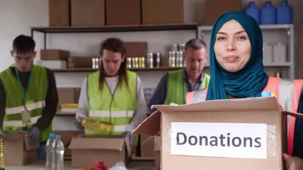 Voluntarios Musulmanes Distribución Cajas Comida Ramadán Centro Donaciones Imágenes Alta — Vídeos de Stock