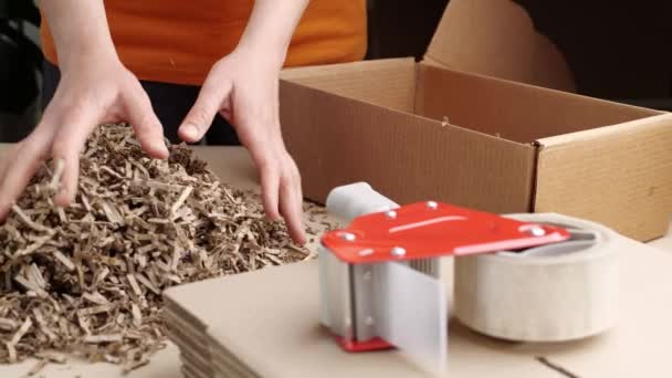 Reutilización Cartón Triturado Como Embalaje Ecológico Imágenes Alta Calidad — Vídeo de stock