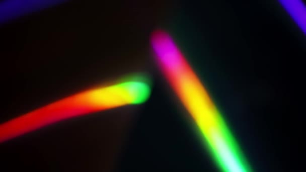 黒い背景に虹色の明るい勾配の光線 高品質の4K映像 — ストック動画