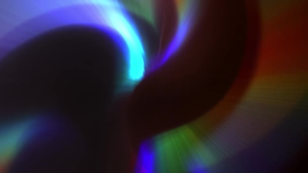 光散射 彩虹色的明亮光芒在黑色的背景上混乱地移动着 高质量的4K镜头 — 图库视频影像