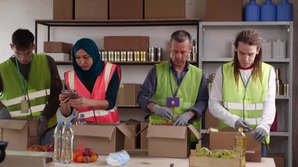 Voluntarios Musulmanes Distribución Cajas Comida Ramadán Centro Donaciones Imágenes Alta — Vídeo de stock