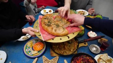 Ramazan 'da oruç, iftar zamanı, masada aile. Geleneksel yemeklerde otantik Orta Doğu yerel yemekleri. Yüksek kalite 4k görüntü