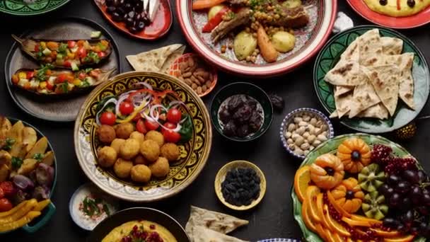 Freunde Und Familie Kochen Teilen Und Genießen Traditionelle Eid Küche — Stockvideo