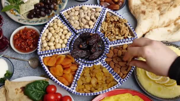 Die Muslimischen Familien Kochen Essen Beten Und Feiern Gemeinsam Hochwertiges — Stockvideo