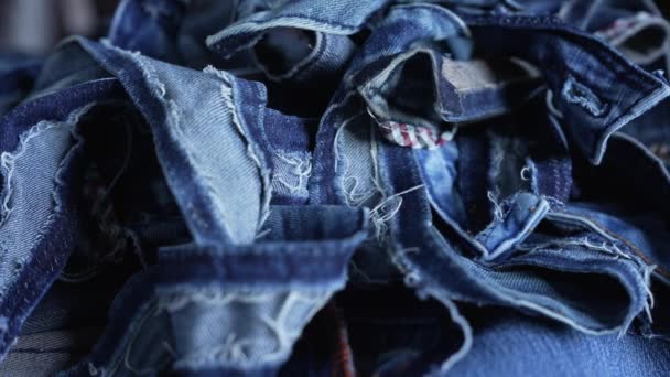 采购产品让废料 牛仔衣服 面料缎带废料用于手工 向上循环的蓝色牛仔裤 高质量的4K镜头 — 图库视频影像