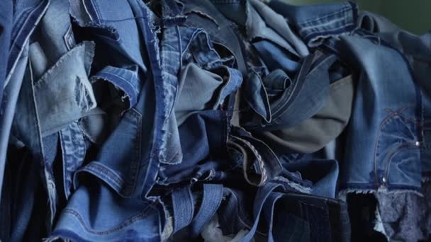 Vaqueros Viejos Desperdicios Textiles Montón Chatarra Tela Mezclilla Azul Imágenes — Vídeo de stock
