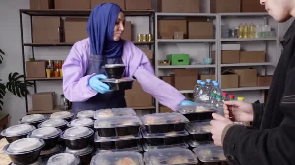 Мусульманские Добровольцы Раздают Приготовленные Блюда Ифтар Пожилым Людям Пожилым Людям — стоковое видео