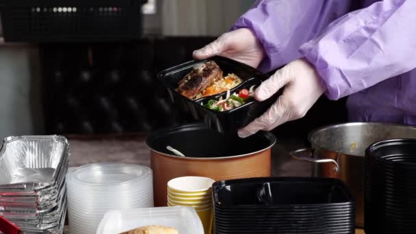 봉사자 뜨거운 식사와 노숙자를 도움이됩니다 고품질 — 비디오