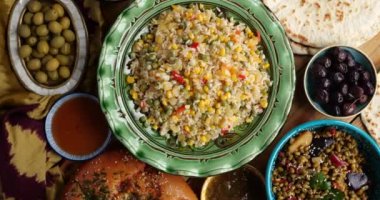 Lübnan Tabbouleh Salatası bulgur, maydanoz, nane ve doğranmış sebzelerden yapılan sağlıklı bir vejetaryen Akdeniz mezesidir. Yüksek kalite 4k görüntü