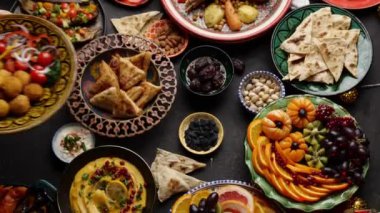 Bayram tatili. Müslüman bir aile birlikte yemek pişirir, yer, dua eder ve kutlar. Yüksek kalite 4k görüntü