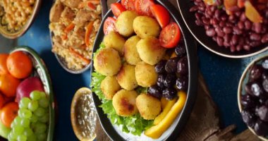 Bayram sofrası. Ramazan aile yemeği. Hızlı hücum, iftar. Yüksek kalite 4k görüntü