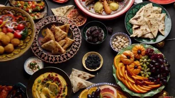 开斋节穆斯林家庭一起做饭 祈祷和庆祝 高质量的4K镜头 — 图库视频影像