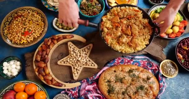 伝統的なイスラム教徒の休日の料理 テーブルの上のラマダン料理 高品質の4K映像 — ストック動画