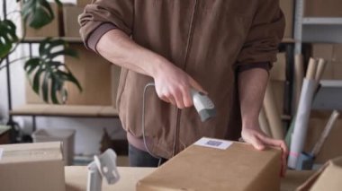 İnternette e-ticaret yapan küçük işletme sahibi ya da girişimci. QR kodunu tarıyorum. Yüksek kalite 4k görüntü