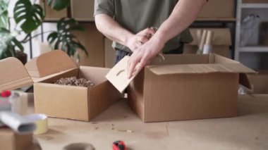 Çevre dostu kağıt ambalajlama. Paket ve gemi siparişleri. Yüksek kalite 4k görüntü