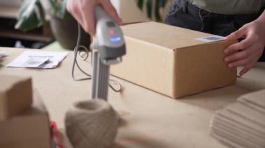 Çevrimiçi bir depo işçisi, paket kutuları hazırlıyor. İnternet üzerinden ticaret, perakende ve ticaret mağazası siparişleri teslimat postanesinde teslim ediliyor. Yüksek kalite 4k görüntü