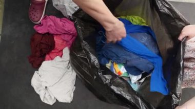 Kullan at bir kültür ve dolup taşan dolap sorunu tekstil atıklarıyla sonuçlanıyor. - Evet. Yüksek kalite 4k görüntü