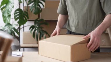 Çevrimiçi bir dükkan sahibi paket kutuları hazırlıyor. E ticaret gemisi, çevrimiçi perakende mağazası. Yüksek kalite 4k görüntü