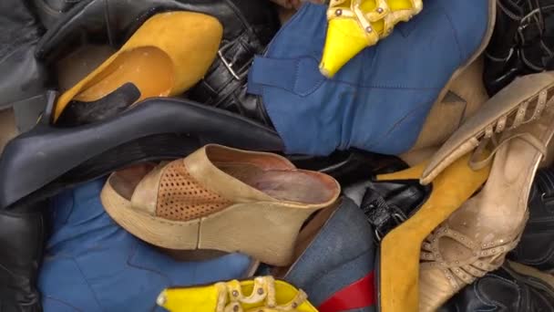 Ayakkabılar Aşırı Tüketim Moda Endüstrisinde Aşırı Tüketim Yüksek Kalite Görüntü — Stok video