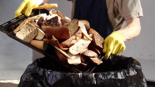 Baker Joga Pão Não Vendido Lixo Desperdício Padarias Reaproveitando Massa — Vídeo de Stock