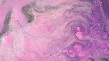 Soyut sıvı sanat arka plan açık mor ve leylak renkleri. Sıvı mermer. Mor parlak gradyanı olan akrilik bir tablo. Alkol mürekkebi arkaplanı ve inci dalga desenli. Yüksek kalite 4k görüntü