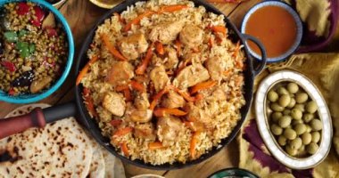 Pilaf Geleneksel Güney Asya yemeği, Tavuk ve Pirinç. Ramazan ve bayramda akşam yemeği. Yüksek kalite 4k görüntü