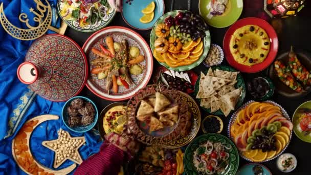 Familia Musulmana Cocinando Comiendo Rezando Celebrando Juntos Imágenes Alta Calidad — Vídeos de Stock