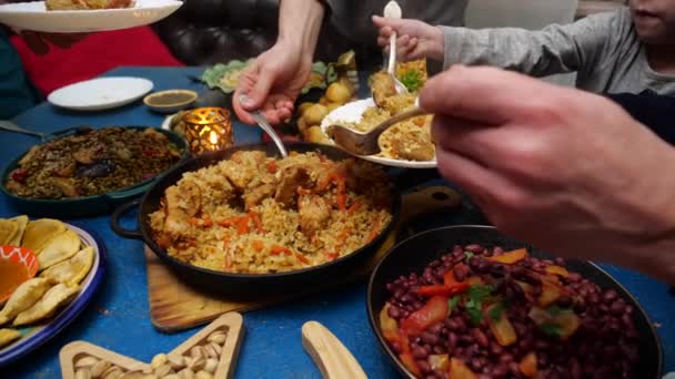 Família Muçulmana Cozinhar Comer Orar Celebrar Juntos Imagens Alta Qualidade — Vídeo de Stock