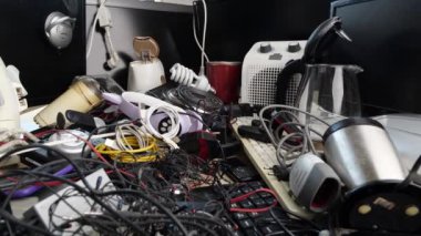 E-atık. Elektronik ve elektrik atığı. Bozuk bilgisayar, televizyon, ev aletleri. Yüksek kalite 4k görüntü