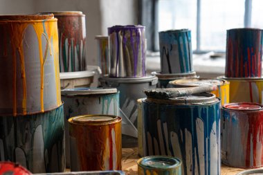 Eski Boya Kutuları. Renkli boya kutuları. Yağ bazlı diş minesi, süt kabuğu, cila ve vernik artığı. Ev İçi Tehlikeli Atık. Yüksek kalite fotoğraf