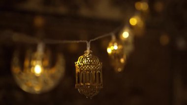 Ramazan ayında evi altın İslam fenerleri süsledi. Yüksek kalite 4k görüntü