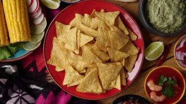Bir tabak salsa soslu ve guacamole soslu tortilla cipsi. Yüksek kalite 4k görüntü
